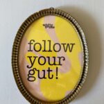 Wholy Bones bottenbouillon schilderij met tekst 'follow your gut'