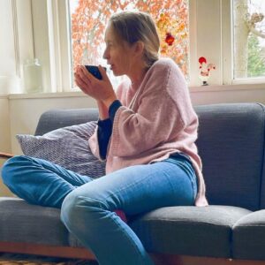 Karin drinkt bouillon